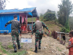 Aksi Satgas Yonif Para Raider 330/Tri Dharma, Bantu Hadirkan Pelita di Rumah Warga