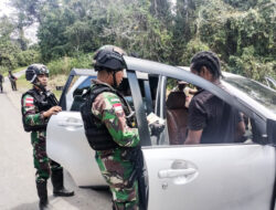 Jaga Stabilitas Keamanan di Perbatasan Papua Satgas Yonif 122/TS Pos Kalilapar Gelar Pemeriksaan Sepanjang Jalan Trans Papua