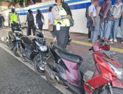 Anggota Satlantas Amankan Pelajar yang Konvoi di Jakarta Barat