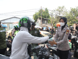 Kolaborasi Polres Metro Jakarta Barat bersama Mahasiswa Universitas Mercu Buana dan Universitas Esa Unggul Bagikan Masker dan Vitamin pada Pengendara