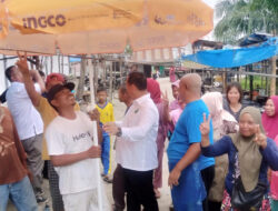 Beri Bantuan Payung Para Pedagang Pasar di Luar Gedung , Sang Pejuang Dhuafa Ingat Masa Kecilnya