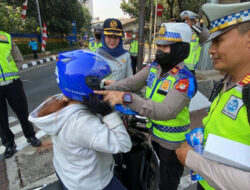 Hari Ke 10 Operasi Zebra, Satlantas Jakarta Barat bersama Jasa Rahaja bagikan Helm Gratis pada Pengendara