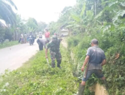 Kompak Babinsa dan Babinkamtibmas, Bersama Warga Gotong Royong Bersihkan Jalan