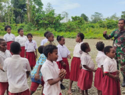 Peduli Pendidikan, Babinsa Koramil 1710-02/Timika Laksanakan Komsos ke SD Mandiri Jaya