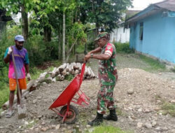 Bentuk Kepedulian, Babinsa Koramil 1710-02/Timika Bantu Warga Timbun Halaman Rumah