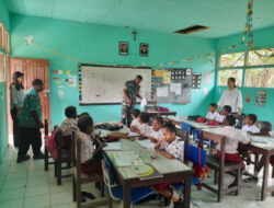Peduli dengan Pendidikan Anak, Babinsa Koramil 1710-07/Mapurujaya Bantu Mengajar di Sekolah