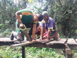 Satgas Pamtas Yonarmed 10 / Bradjamusti Pos Kampung Jasa Perbaiki Jembatan Kayu
