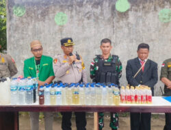 Satgas Yonif 125/SMB Bersama Polres Mappi Musnahkan 110 Botol Miras Jenis Sagero