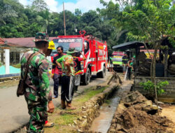 Bentuk Kepedulian di Musim Penghujan, Koramil 1012-04/Dusun Timur Gelar Karya Bhakti Bersihkan Selokan
