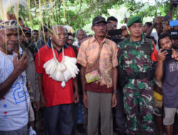 Semarak Kebersamaan dan Kebahagiaan Satgas Yonif 122/TS Bersama Masyarakat Sambut Uskup di gereja Santo Mikael Kampung Banda