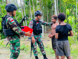 Budayakan Menjaga Kebersihan Sejak Dini, Satgas Yonif 122/TS Bagikan Perlengkapan Mandi kepada Anak-anak Kampung Wembi