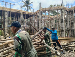 Semangat Membangun Papua, Satgas Yonif 623 Bantu Warga Bangun Gereja