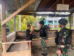 Satgas Yonif 122/TS Kunjungi Rumah Warga dan Bagikan Makanan