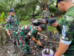 Satgas Pamtas RI-Malaysia Yonarmed 16/TK Bantu Warga Bersihkan Lingkungan