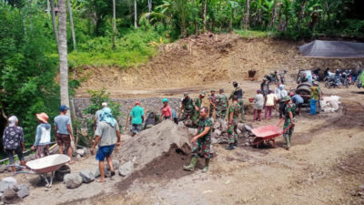 Puluhan TNI Membawa Batu Serbu Kampung Warga