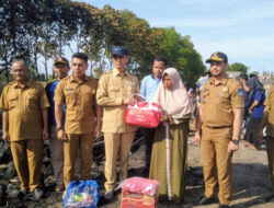 Pemko Melalui Dinsos dan BPBD Menyerahkan Bantuan Masa Panik Pasca Terjadi Kebakaran