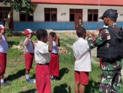 Tumbuhkan Rasa Nasionalisme kepada NKRI, Satgas Yonif 122/TS Ajarkan Murid SD Peraturan Baris berbaris