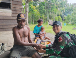 Wujud Kepedulian Personel Satgas Yonif 122/TS Bersama Masyarakat Binaan, Berikan Pelayan Kesehatan dan Bagikan Bingkisan