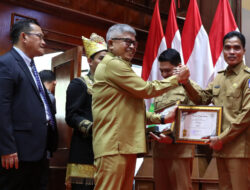 Pj. Walikota Langsa Terima Piagam Kota Terbaik 1 Se – Aceh Tahun 2024