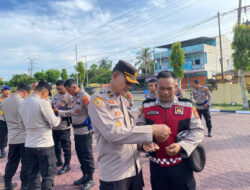 Selesai Apel Pagi Wakapolres Periksa Kelengkapan diri Anggota