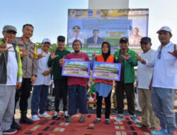 Pj. Walikota dan Sekda Serahkan 2 Tiket Umrah Gratis ke Petugas Kebersihan