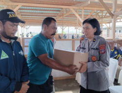 Nelayan Mantikulore Terima Bantuan Sembako dari Kapolda Sulteng
