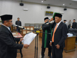 Ketua DPRK Langsa Lantik dan Ambil Sumpah PAW Anggota DPRK Muzakir Masa Sisa Jabatan 2019-2024