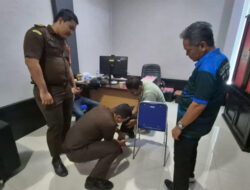 Pergelangan Kaki Dua Tersangka Korupsi Penyedia Air Bersih Huntap Tondo Dipasang Alat Pengawas Elektronik
