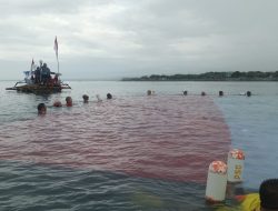 Bendera Merah Putih Raksasa Membentang di Perairan Kampung Nelayan Palu