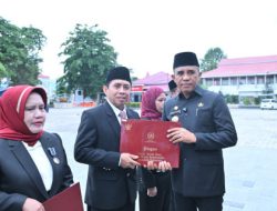 Gubernur Sematkan Tanda Kehormatan Lencana Karya Satya pada 13 ASN Saat Upacara Peringatan Hari Pahlawan