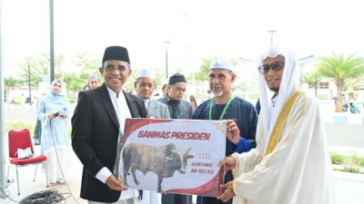 Gubernur Anwar Hafid Serahkan 127 Ekor hewan Kurban kepada Pengurus Mesjid Baitul Khairaat Palu
