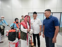 Gubernur Anwar Hafid Sambut Kepulangan Jamaah Haji Sulteng, Suasana Haru Warnai Bandara Internasional Mutiara SIS Al-Jufri