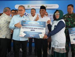 Gubernur Anwar Hafid dan Menko Pangan Zulkifli Hasan Serahkan Bantuan Pupuk untuk Petani Sigi